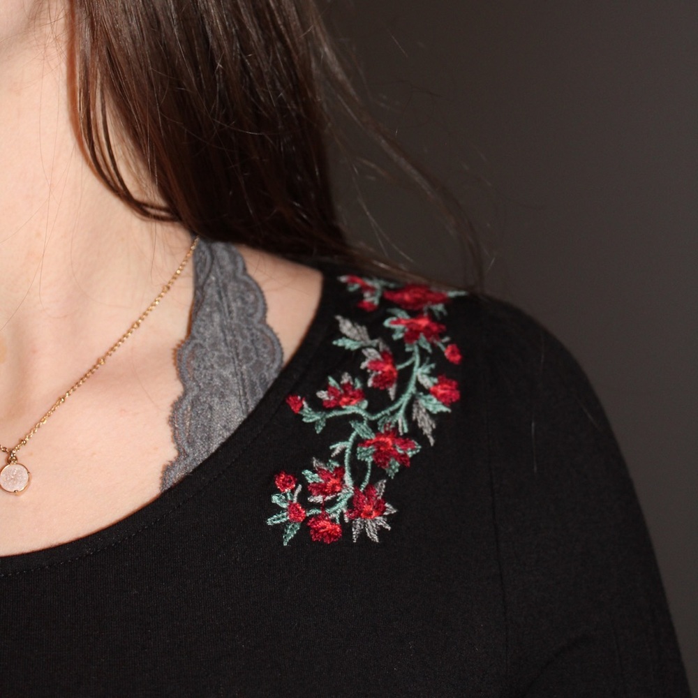 embroidered american eagle top scrunched wrist
